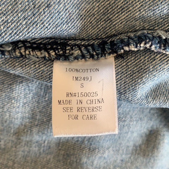 FOREVER 21 light wash jean jacket with sewn on patches - Picture 6 of 8